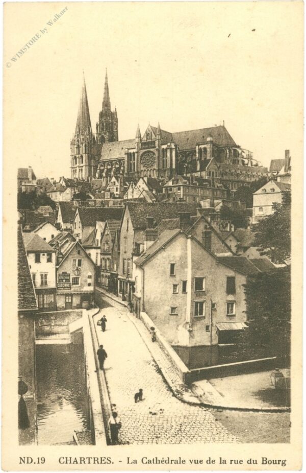 chartres, la cathedrale vue de la rue du bourg