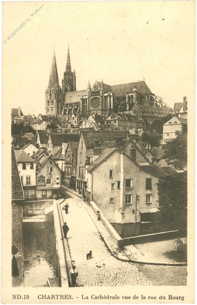 chartres, la cathedrale vue de la rue du bourg