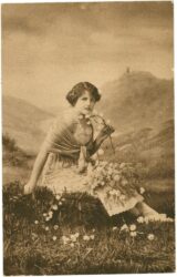 dame mit blumen am berg