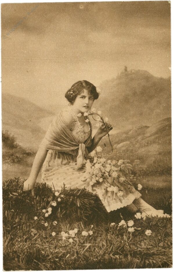 dame mit blumen am berg