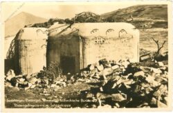 riesengebirge, ehemaliger tschechischer bunker auf dem riesengebirgskamm mit schneekoppe