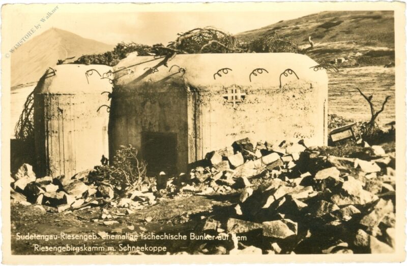 riesengebirge, ehemaliger tschechischer bunker auf dem riesengebirgskamm mit schneekoppe riesengebirge, ehemaliger tschechischer bunker auf dem riesengebirgskamm mit schneekoppe