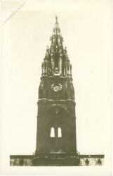 turm mit hakenkreuzfahne
