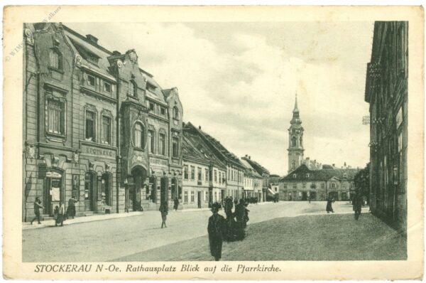 stockerau, rathausplatz, blick auf die pfarrkirche