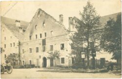 ein von feuer zerstörtes haus