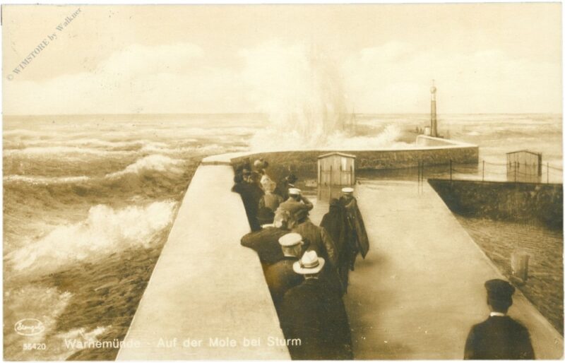 warnemünde, auf der mole bei sturm warnemünde, auf der mole bei sturm