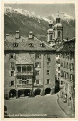 innsbruck, gold. dachl gegen stadtpfarrkirche