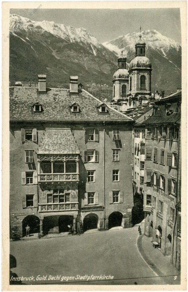 innsbruck, gold. dachl gegen stadtpfarrkirche