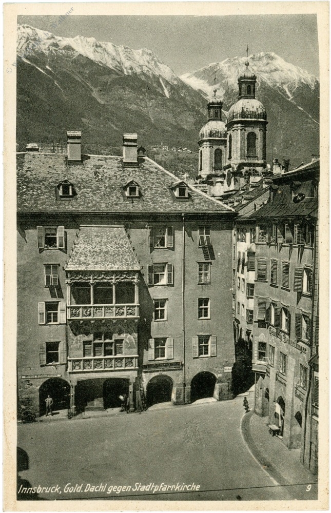 innsbruck, gold. dachl gegen stadtpfarrkirche innsbruck, gold. dachl gegen stadtpfarrkirche