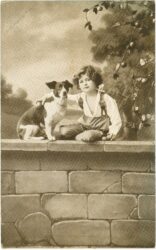 kind mit hund auf einer mauer
