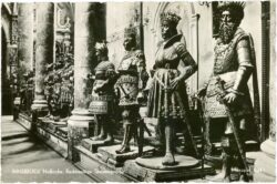 innsbruck, hofkirche, rechtsseitige statuengruppe