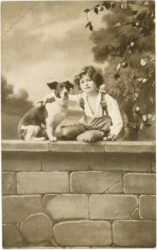 bub mit hund auf einer mauer