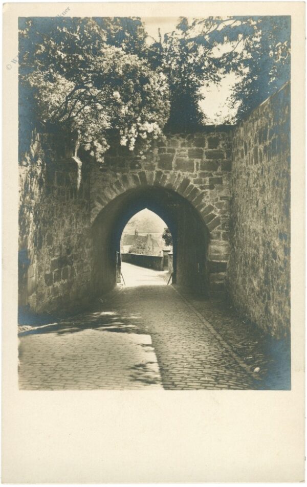 marburg, durchblick vom schlosseingang