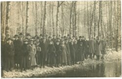 gruppe vor dem wald