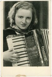 dame mit ziehharmonika