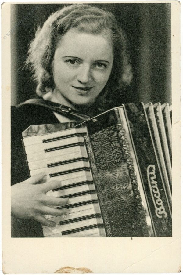 dame mit ziehharmonika