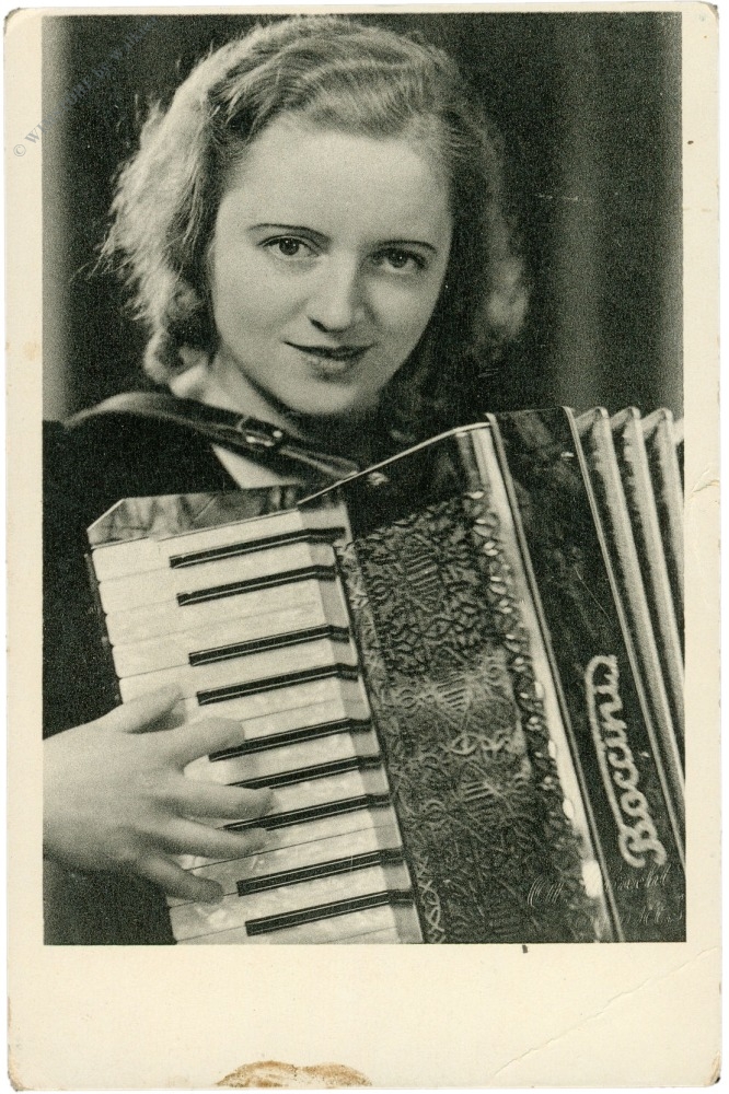 dame mit ziehharmonika