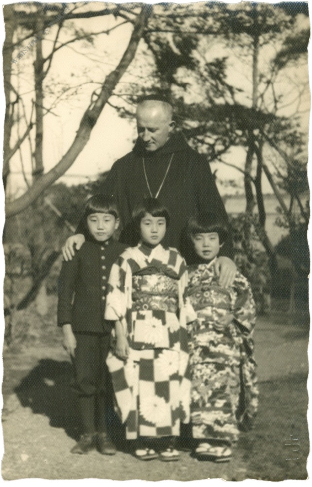 erzabt r. walzer mit drei christenkindern, japanreise 1933 erzabt r. walzer mit drei christenkindern, japanreise 1933