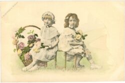 zwei mädchen mit blumen