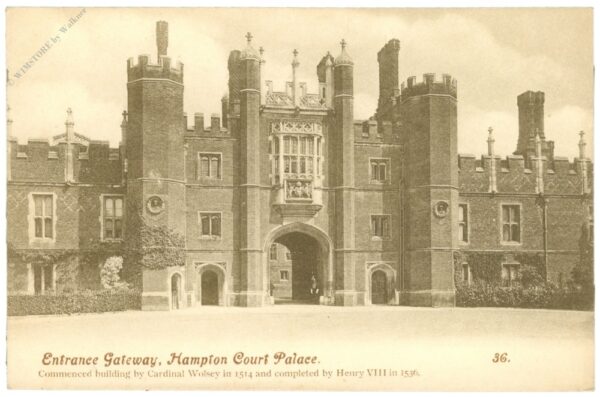 london, hampton court palace, entrance gateway