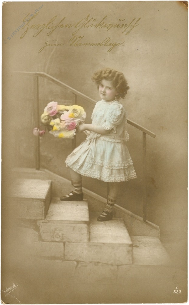 mädchen auf der treppe mädchen auf der treppe