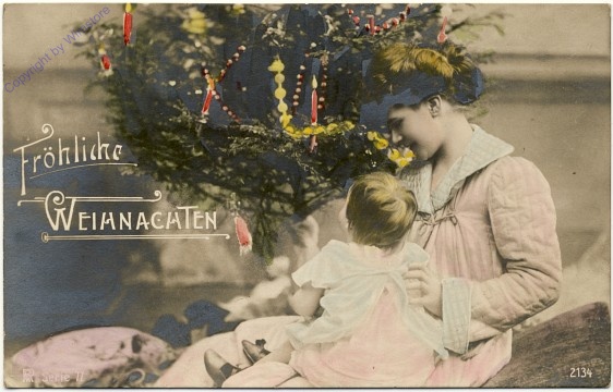 Mutter mit Kind vor Christbaum