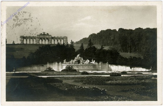 ak104097 Wien 13, Schönbrunn, Neptungrotte mit Gloriette