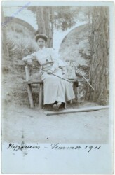 ak104151 Ruhende Dame bei Wanderausflug