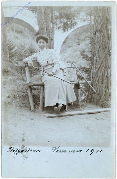 Ruhende Dame bei Wanderausflug