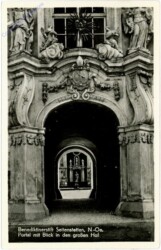 Seitenstetten, Benediktinerstift, Portal mit Blick gr. Hof