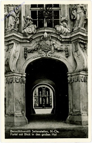 Seitenstetten, Benediktinerstift, Portal mit Blick gr. Hof