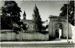 Theresienfeld, Landesberufsschule des Handels, Schulgebäude mit Eingang