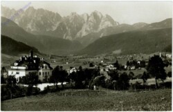 Gosau, Partie in Gosau mit Schloß und Donnerkogel