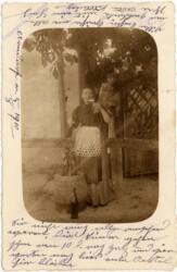 ak107478 Frau mit Flaschen