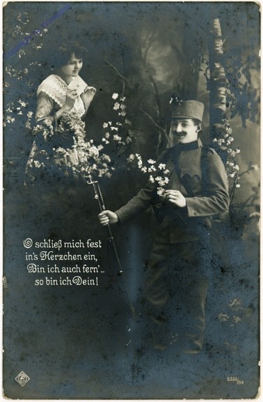 ak107490 Soldat bringt Blumen