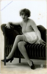 P.C. Paris, Mädchen sitzt auf einem Sofa
