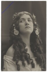 Dame mit Haarschmuck