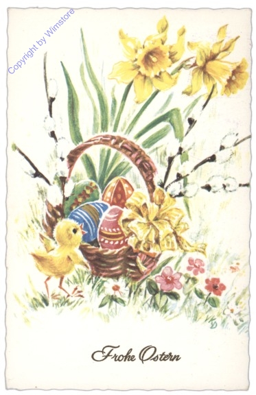 Kücken vor Osterkorb