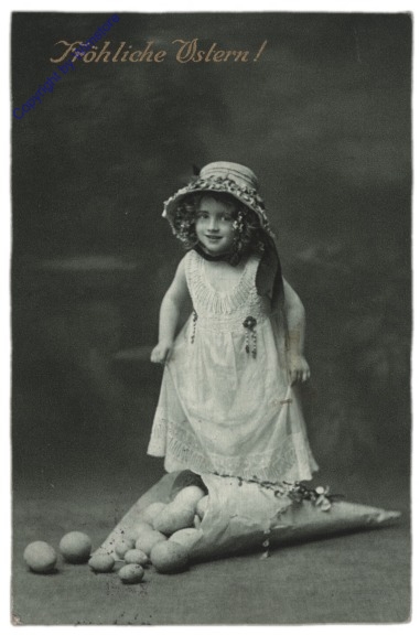 Mädchen mit großer Eiertüte