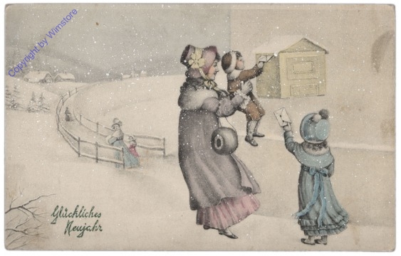 Mutter spielt mit Kindern im Schnee