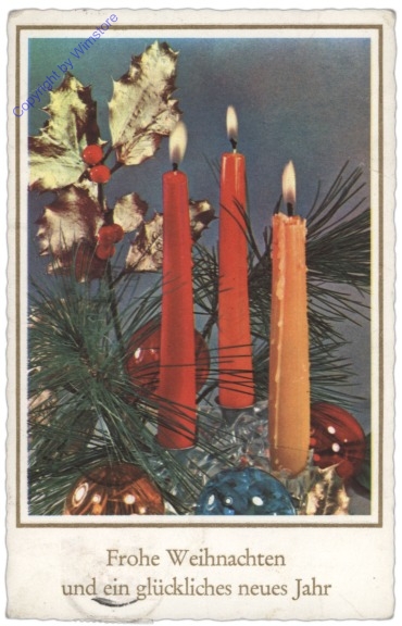 Kerzen mit Zweigen und Kugeln