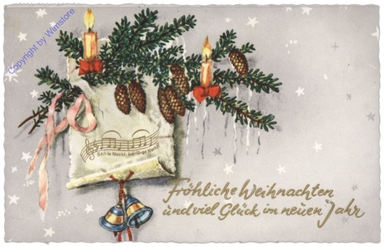 Kerzen auf Zweig mit Notenblatt "Stille Nacht"