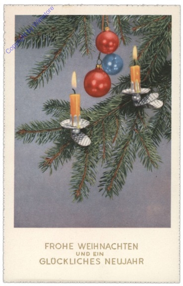 Kerzen auf Tannenzweig mit Kugeln