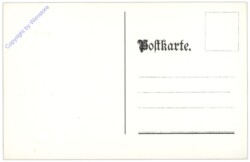 Verschneites Dorf mit Weihnachtsbaum