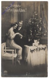 Pärchen vor dem Christbaum