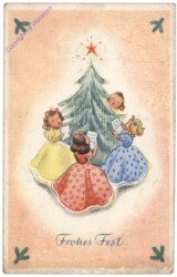 Kinder tanzen singend um den Baum