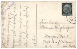 Kinder tanzen singend um den Baum