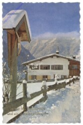 Verschneites Haus mit Marterl