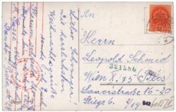 Verschneites Haus mit Glocken