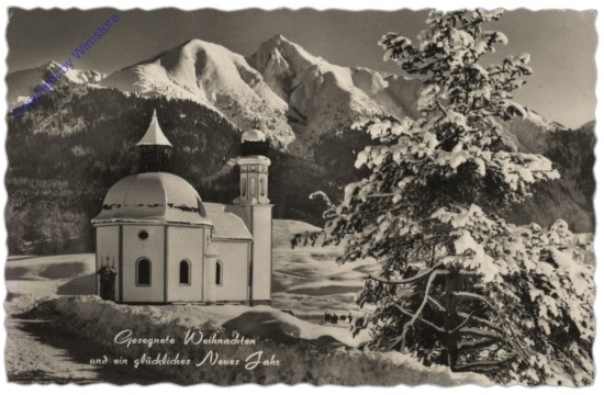 Kirche in verschneiter Landschaft